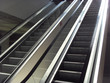 escalator dans un centre commercial escalator dans un centre commercial