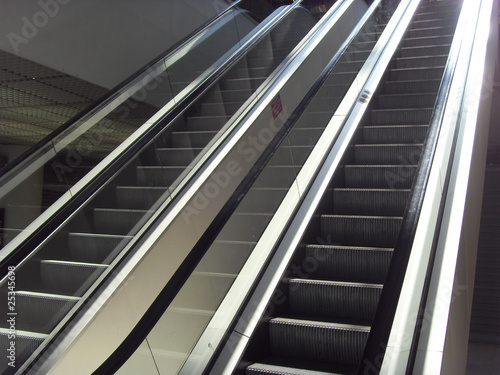 Photo: escalator dans un centre commercial escalator dans un centre commercial