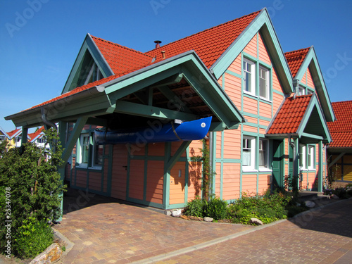 Foto: wooden house with carport and boat wooden house with carport and boat