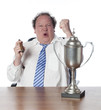 homme d'affaires victorieux poing levé trophée