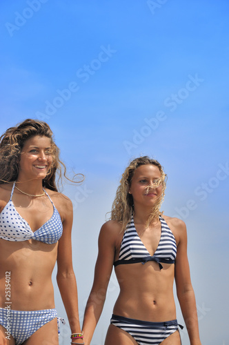 Vacances de jeunes filles au bord de la mer