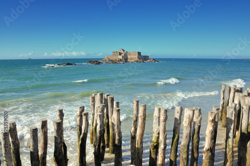 Le Fort National en baie de Saint Malo à marée haute