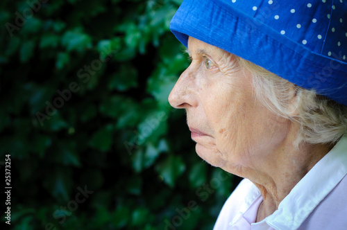 Photo: Skeptische alte Frau Profilportrait Skeptische alte Frau Profilportrait