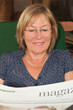 Foto: Frau liest Zeitung zu Hause 02 Frau liest Zeitung zu Hause 02