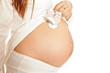 femme enceinte petites chaussures de bébé