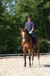 Junger Mann mit Reitpferd