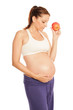 femme enceinte mangeant une pomme