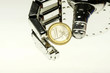 Foto: Roboterhand mit Euromünze Roboterhand mit Euromünze