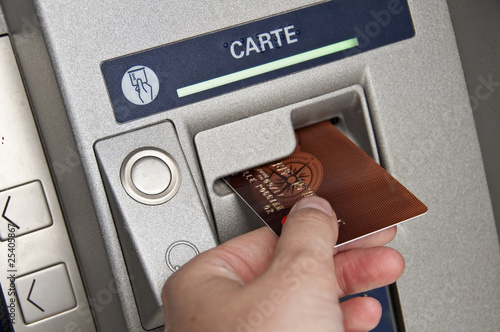 Carte bancaire dans un distributeur de billets