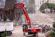 Grue chargeant des débris de fer et d'acier