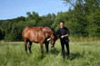 Junger Mann mit Reitpferd