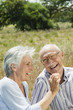 Foto: spain, mallorca, senior couple sitting on grass, having fun, portrait spain, mallorca, senior couple sitting on grass, having fun, portrait