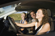 Foto: germany, bavaria, young people riding a car, laughing, side view, portrait germany, bavaria, young people riding a car, laughing, side view, portrait