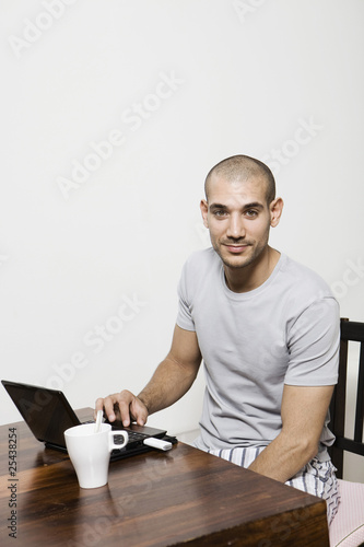 Foto: germany, berlin, young man using laptop germany, berlin, young man using laptop