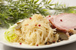 SAUERKRAUT MIT KASSLER UND KRÄUTERN