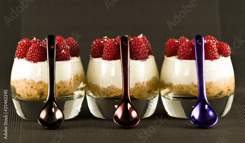 Photo: Verrine(s) au Cheesecake, crumble et framboises fraiches Verrine(s) au Cheesecake, crumble et framboises fraiches