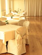 sala ricevimento con tavolo e sedia decorati