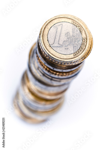 1 Euro au-dessus d'une pile de pièces 1 Euro au-dessus d'une pile de pièces