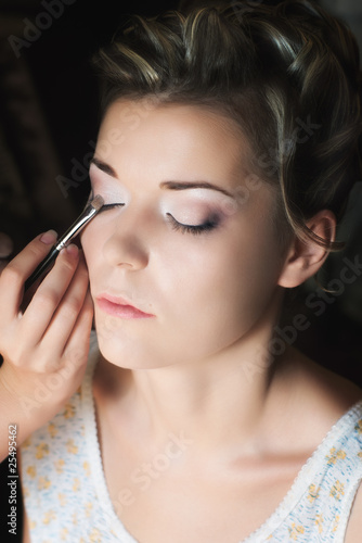 Foto: applying eye shadow with selective focus applying eye shadow with selective focus