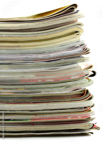 empilement de magazines, revues, fond blanc empilement de magazines, revues, fond blanc