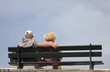 un couple âgé assis sur un banc un couple âgé assis sur un banc