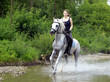 Eine Frau reitet auf einem Pferd