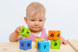 Baby mit Bausteinen