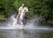 Ein Mann reitet auf einem Pferd