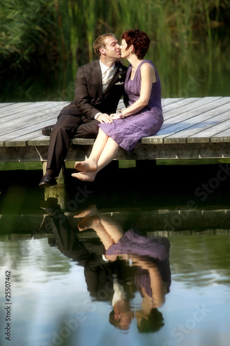 Foto: Ein verliebtes Paar auf einem Steg am See Ein verliebtes Paar auf einem Steg am See
