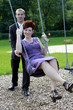 Foto: ein Liebespaar beim Schaukeln auf einem Spielplatz ein Liebespaar beim Schaukeln auf einem Spielplatz