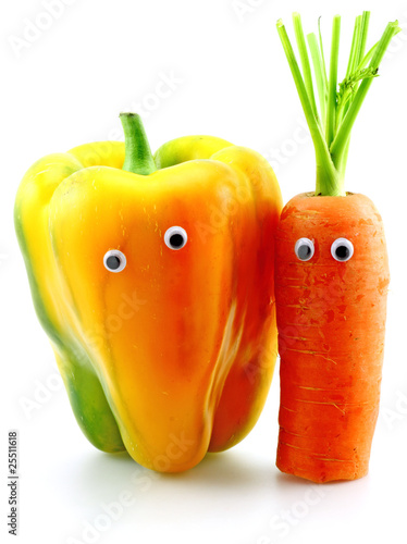 carotte et poivron avec des yeux, fond blanc carotte et poivron avec des yeux, fond blanc