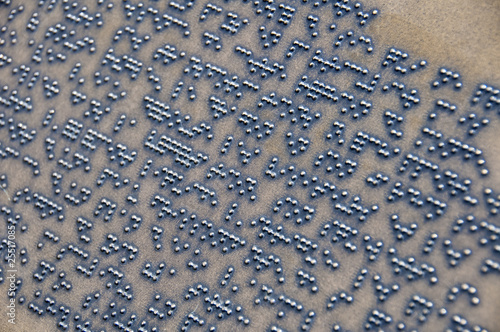 Inscription gravée en braille Inscription gravée en braille