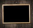 Foto: Vintage picture frame on wooden wall, clipping path. Vintage picture frame on wooden wall, clipping path.