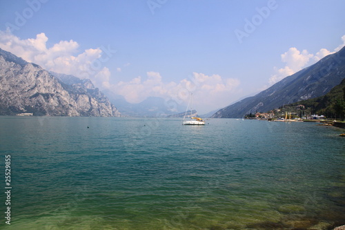 Foto: Panorama sur le lac de Garde, Italie Panorama sur le lac de Garde, Italie