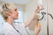 krankenschwester prüft infusion