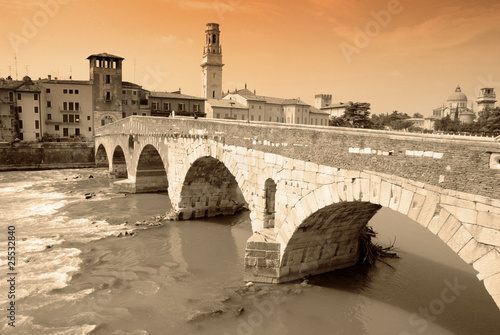 Photo: pont de pierre à vérone pont de pierre à vérone
