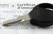 clé de voiture sur certificat d'immatriculation clé de voiture sur certificat d'immatriculation