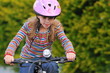 Fillette à vélo.