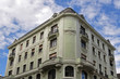 grünes haus in der stadt