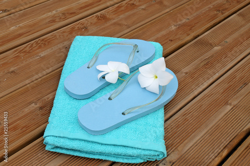 nu-pieds fleuris sur serviette pour accueil sauna relaxation