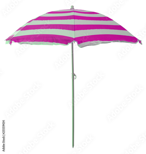 parasol de plage avec bandes roses et blanches, fond blanc