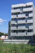 Immeuble moderne au bord d'un étang artificiel