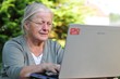 Seniorin mit Laptop