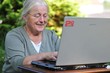 Seniorin mit Laptop