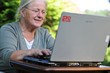 Seniorin mit Laptop