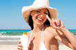 Frau mit Sonnencreme
