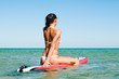 Frau mit Surfbrett