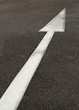 diagonaler weißer Pfeil auf Straße