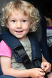 enfant bien attaché en voiture