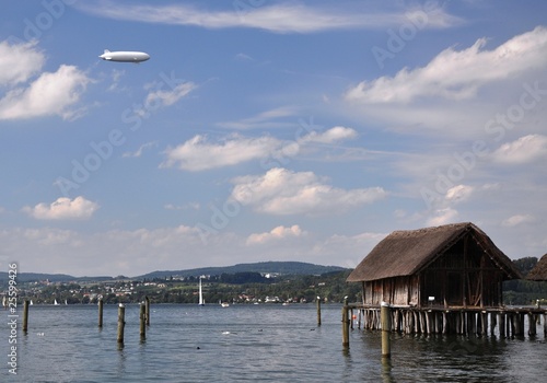 Foto: Zeppelin über Pfahlbauten am Bodensee Zeppelin über Pfahlbauten am Bodensee